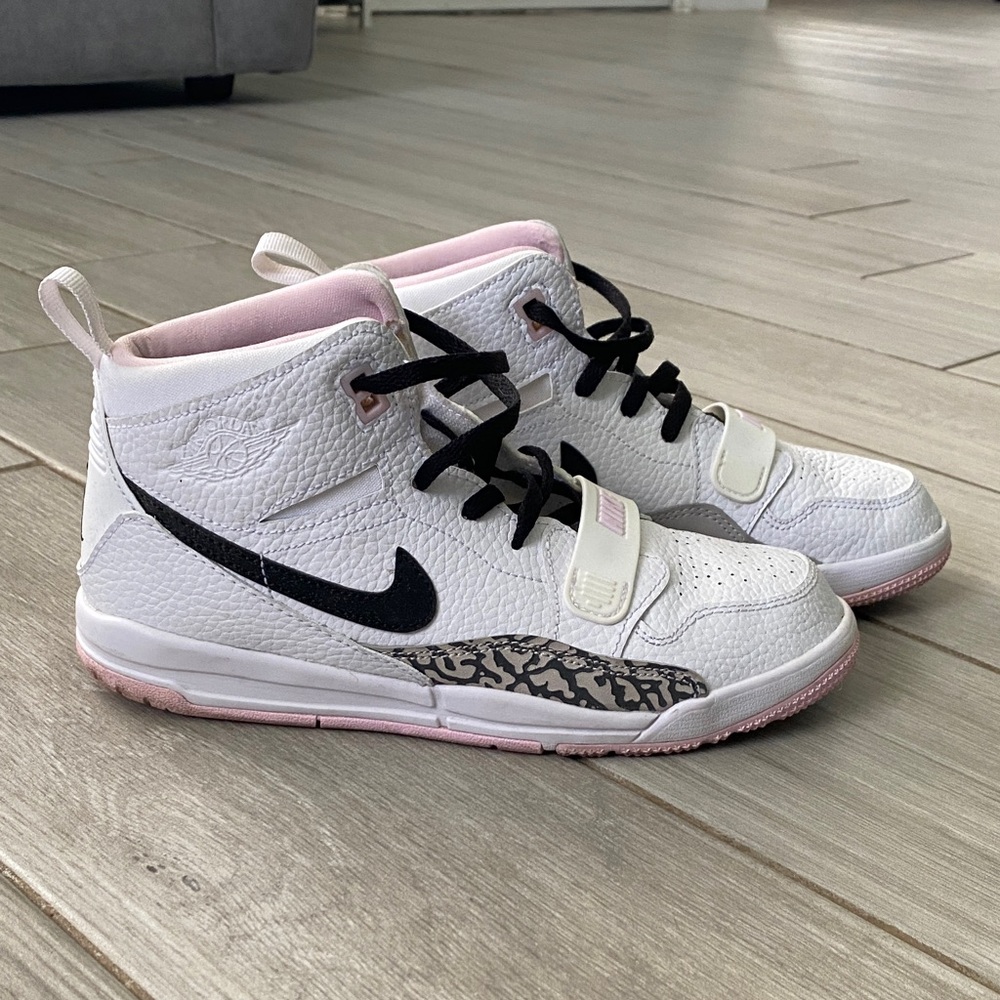 Nike Air Jordan Legacy KIDS 3/Womens 5